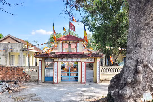 Chùa Hoa Tiên từ QL1A nhìn vào cổng phụ.