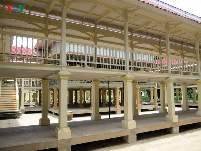 Quần thể cung điện gồm 16 tòa nhà, liên thông với nhau bằng một hệ thống hành lang thoáng mát.