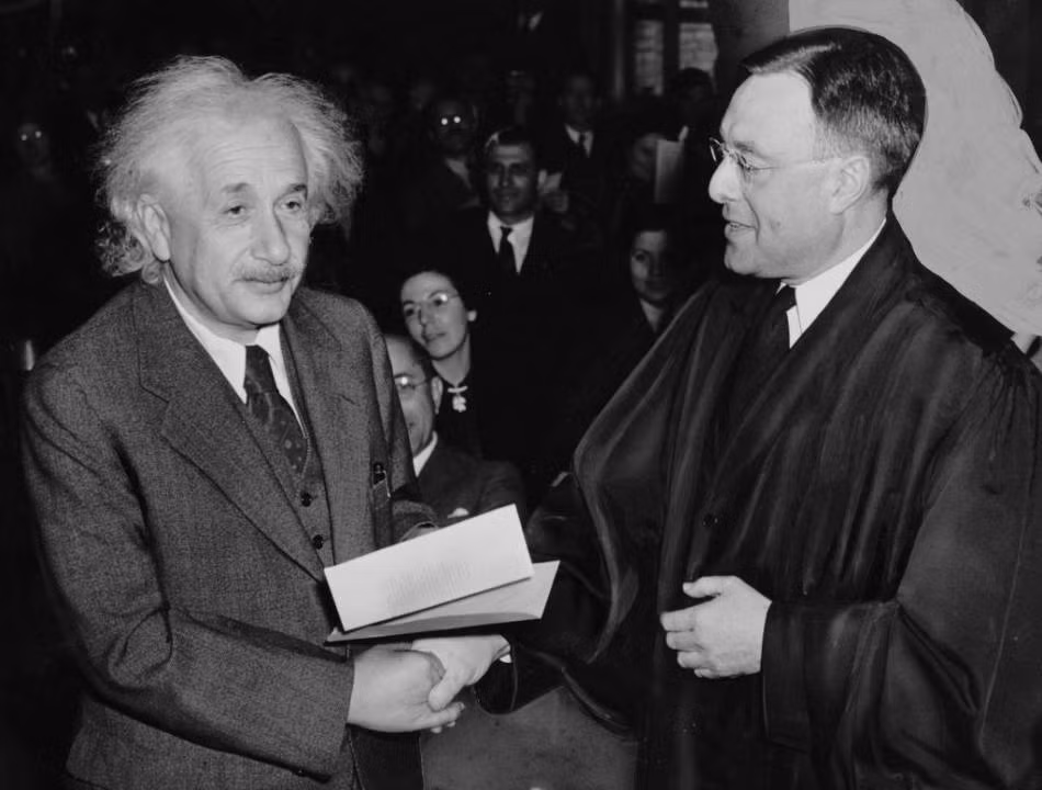 6. Einstein từng "suýt" làm tổng thống. Năm 1952, Albert Einstein được mời làm tổng thống Israel, nhưng ông đã từ chối.