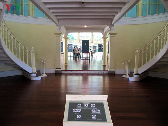 Kiến trúc cung điện là sự kết hợp giữa phong cách Thái và phương Tây. Toàn bộ nội thất bằng gỗ được làm hoàn thiện từ nơi khác và vận chuyển bằng đường thủy tới đây. Do có sự tính toán chính xác từ khi thiết kế nên quá trình xây dựng cung điện này chỉ mất 7 tháng.