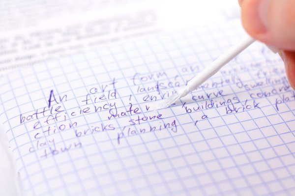 2. Bút xóa: Bút xóa được phát minh của Bette Nesmith Graham. Cô là một thư ký và cô thường sử dụng một loại sơn màu trắng để che đậy mọi lỗi đánh máy trong các tài liệu. Cô đã dành một vài năm để tạo ra một công thức hoàn hảo và năm 1958, cô đã được cấp bằng sáng chế Liquid Paper. Năm 1979, Bette Nesmith Graham đã bán phát minh của mình cho Tập đoàn Gillette với giá 47,5 triệu đô la.