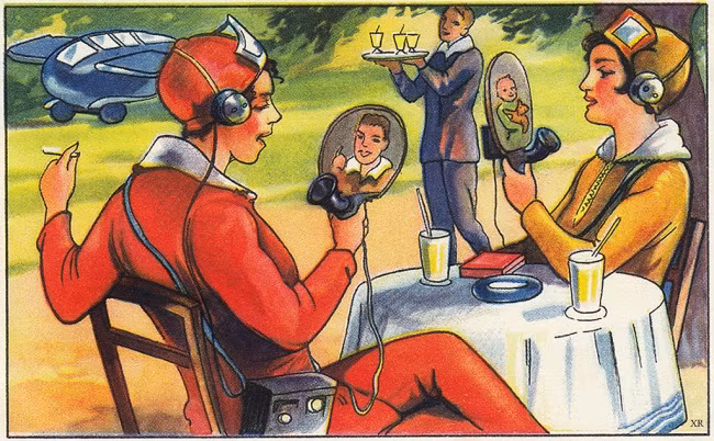 20. Thiết bị liên lạc giúp người ta nhìn thấy nhau khi nói chuyện - dường như đây chính là những chiếc smartphone thời hiện đại.