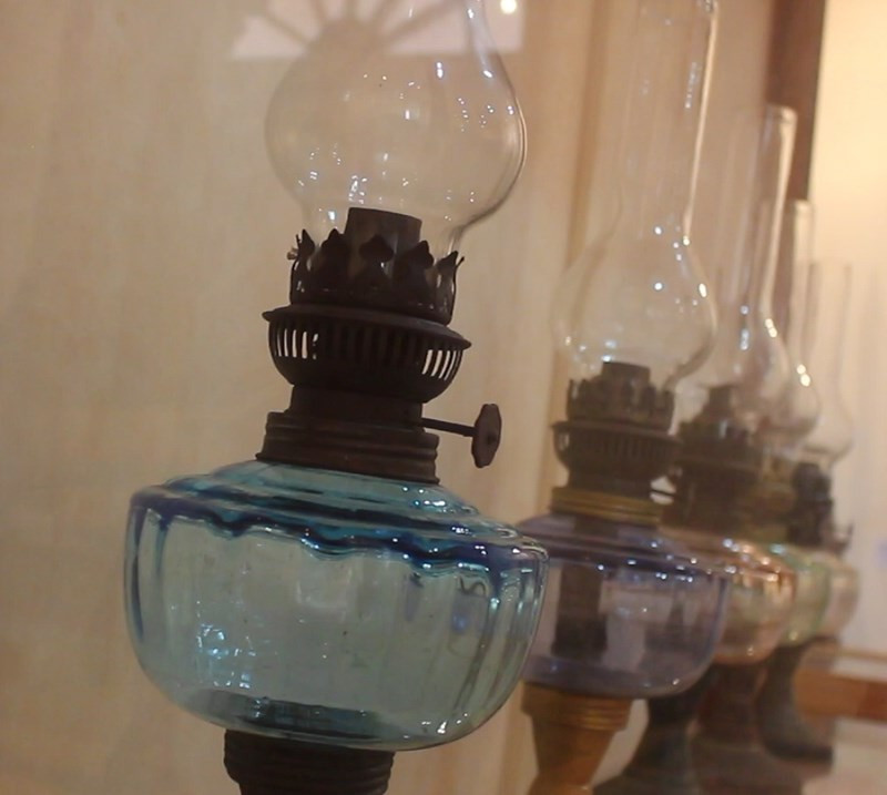 Qua các thời kỳ phát triển, ngọn đèn được tạo dáng, trang trí sang trọng và đẹp hơn, đậm nét văn hóa của dân tộc ở mỗi thời đại.