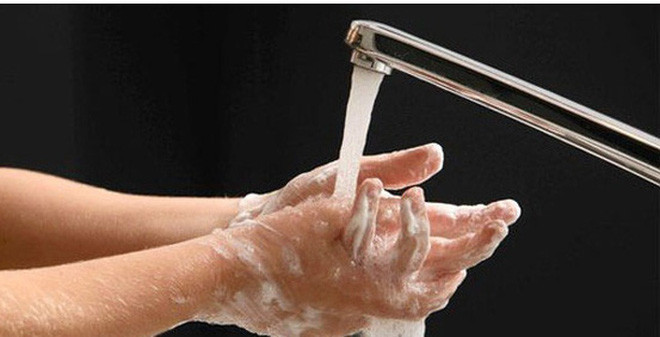 Bác sĩ y khoa John Long Wilson tại trường Đại học Harvard giải thích cho trường hợp của bác sĩ Ignaz Semmelweis rằng: "Học thuyết của ông gặp phải sự phản đối là do những người có học hàm học vị nghĩ nếu chấp nhận Semmelweis nghĩa là họ công nhận rằng bác sĩ – chính họ là những sứ giả tàn nhẫn của thần chết – một mối đe dọa quá lớn cho sự kiêu hãnh và danh tiếng của họ.“