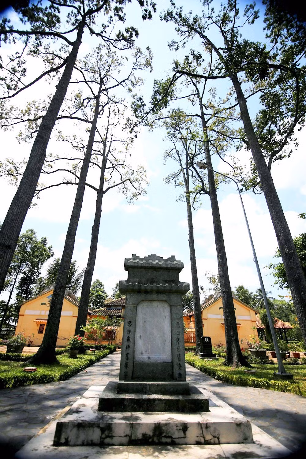 Nhẹ bước dưới tán cây cổ thụ, mặc cho cơn gió từ sông Long Hồ phả vào tâm hồn dịu mát, nghe lá cây xào xạc quyện cùng tiếng hót líu lo, bỗng thấy tâm hồn tươi mới, an yên biết nhường nào. Chỉ vậy thôi, cũng đủ cho lữ khách quên hết những âu lo, để quay ngược thời gian trở về quá khứ tìm hiểu lịch sử Nho giáo Việt Nam.