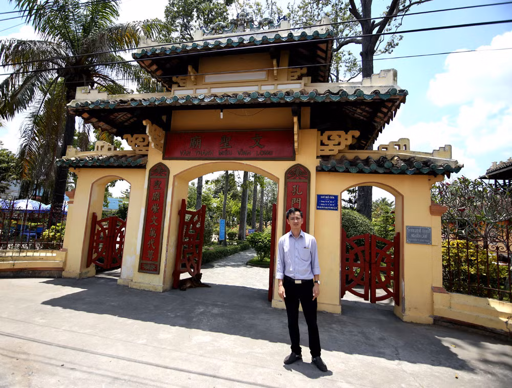 Cổng tam quan dẫn lối vào Văn Thánh Miếu có hai mái được sơn màu thiếp vàng - gam màu thường được vua chúa sử dụng vào thời kỳ trước. Cổng được thiết kế theo hình vòm, cổng chính lớn hơn hai cổng phụ, trên cổng có dòng Hán tự đề “Văn Thánh Miếu”. Cổng cột có câu đối ngợi ca đức sáng của Khổng Tử lẫn tinh thần của Văn Miếu.