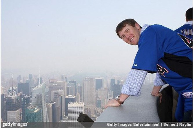 4. Ban công tầng 103 tại tòa tháp Empire State: Khách du lịch khi ghé thăm tòa tháp Empire State thường chỉ lên đến tầng thứ 86. Nếu muốn ngắm nhìn toàn cảnh hơn, có lẽ họ sẽ đứng ở ban công kính tại tầng 102. Nhưng rất ít người biết rằng ngay trên đó, còn có 1 tầng tham quan nữa - tầng 103, và không dành cho những người yếu tim.