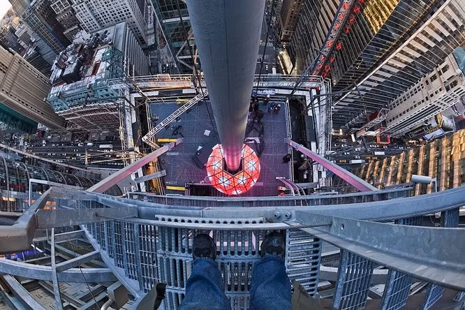 6. Tòa nhà bí ẩn nằm giữa Quảng trường Thời đại: Không phải lúc nào những địa danh bí ẩn nào cũng được cất giấu kĩ càng. Đôi khi chúng hiện ngay trước mắt mà chúng ta không hay biết. Quảng trường Thời đại nổi tiếng là nơi quả Quả Cầu Pha Lê được thả xuống vào thời khắc đếm ngược từ năm cũ sang năm mới. Walgreens thuê 3 tầng đầu tiên. Những tầng trên cùng do Đội Quản lý Quảng trường Thời đại thuê lại nhằm phục vụ các màn biểu diễn đêm giao thừa. Và ở những tầng dưới, tòa nhà này hoàn toàn trống không.