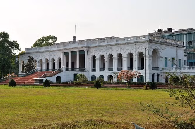 5. Căn phòng bí mật tại Thư viện Quốc gia Ấn Độ: Lịch sử của Thư viện Quốc gia bắt đầu những ngày thời kỳ Raj thuộc Anh. Đó là lý do tại sao các nhà khảo cổ đã rất vui mừng khi khám phá một căn phòng bí ẩn trong tòa nhà 250 năm tuổi. Một căn phòng mà không ai biết và không ai có thể vào được vì nó không có cửa, cửa sổ, hay thậm chí là cửa bẫy. Các nhà khoa học nghĩ rằng đây có thể là một phòng tra tấn, hoặc có thể cất chứa kho báu. Nhưng tất cả đều sai khi hóa ra căn phòng chỉ chứa toàn bùn.