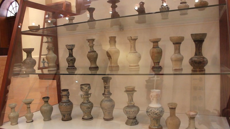 Bộ sưu tập đèn dầu cổ này rất phong phú về kiểu dáng, đa dạng về chất liệu từ đất nung, đồng, gốm, gỗ, thủy tinh...