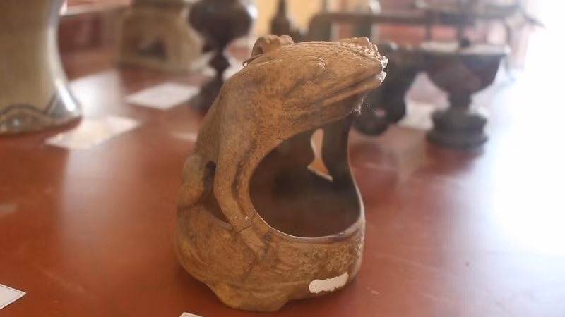 Đèn hình ếch thời Trần (thế kỷ XIV).