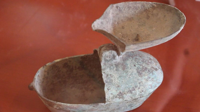 Đặc biệt có những chiếc đèn cổ từ thế kỷ V trước Công nguyên (TCN). Đèn đồng Đông Sơn (thế kỷ V TCN).