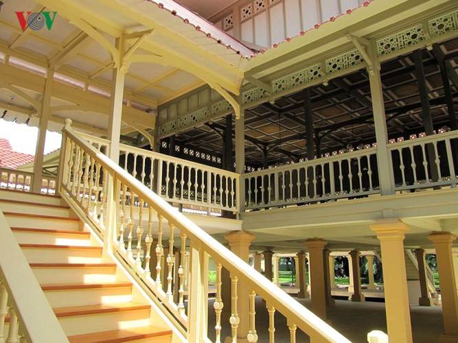 Phòng ngự thiện thiết kế theo phong cách châu Âu, từ trần nhà, đèn chiếu sáng, đồ ăn... Phòng này mới được trùng tu nên có màu sơn khác các phòng khác trong cung điện.