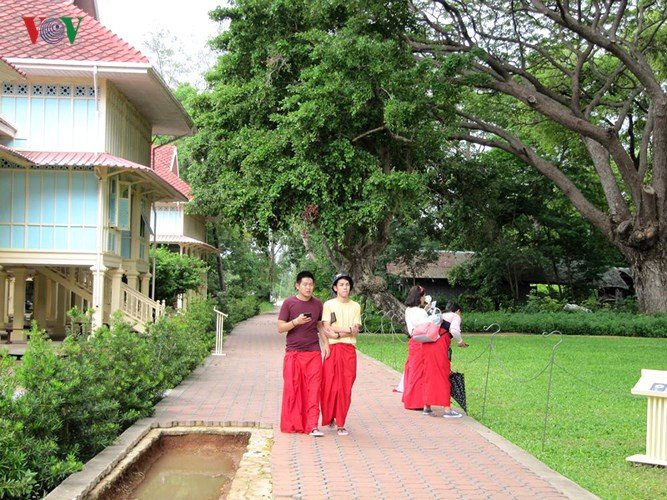 Tránh xa sự náo nhiệt của chốn thị thành, tới đây, du khách có thể thư giãn giữa thiên nhiên xanh tươi và bầu không khí trong lành, để tĩnh lặng và hoài niệm về một thời đã xa.