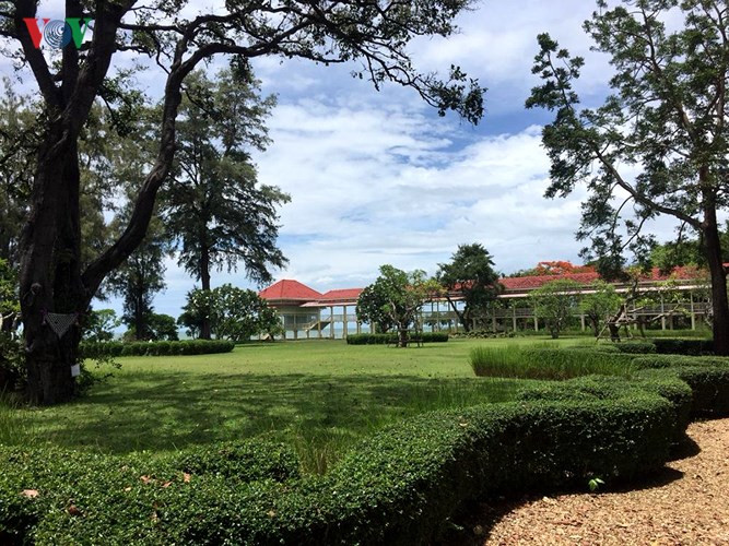 Nhà chòi mái đỏ là đường đi tắm biển, cũng được phân thành hai nơi riêng biệt dành cho đàn ông và phụ nữ.