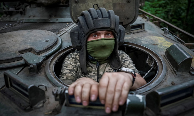 Lực lượng Vũ trang Ukraine (AFU) đã phải vật lộn với tình trạng thiếu nhân lực này trong hơn một năm. Nhiều chỉ huy và binh sĩ tiền tuyến tiết lộ với Financial Times rằng, do trải qua nhiều đợt nhập ngũ nên độ tuổi trung bình của binh sĩ Ukraine đã lên tới 45 tuổi, và nhiều người trong số họ được đưa vội ra tiền tuyến thực tế không có đủ năng lực chiến đấu. Ảnh: Reuters.