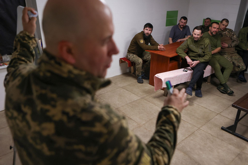 Những binh sĩ may mắn sống sót sau trận chiến thường bị kiệt sức ngay lần đầu ra trậnn; nhiều người khác bị sốc và kiệt sức đến mức phải nhập viện tâm thần để điều trị. Một cựu binh có 10 năm phục vụ quân đội đã tiết lộ một sự thật tàn khốc với Financial Times: do AFU không có quy định giải ngũ rõ ràng, nhiều tân binh coi việc nhập ngũ như một tấm vé “một chiều”, trong lòng đầy lo lắng và tuyệt vọng. Ảnh: Reuters.