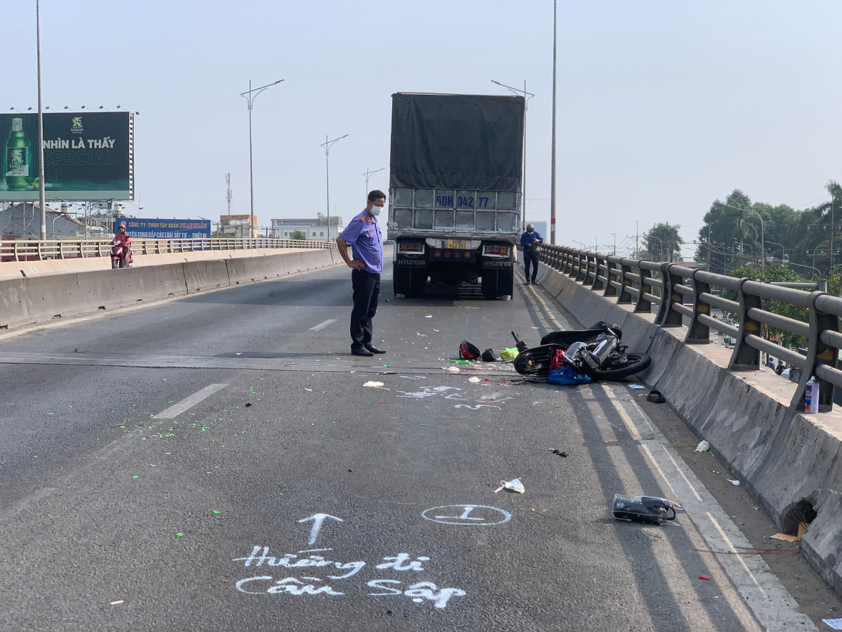 Đồng Nai: Va chạm với xe tải, 2 người đi xe máy tử vong Dong Nai: Va cham voi xe tai, 2 nguoi di xe may tu vong