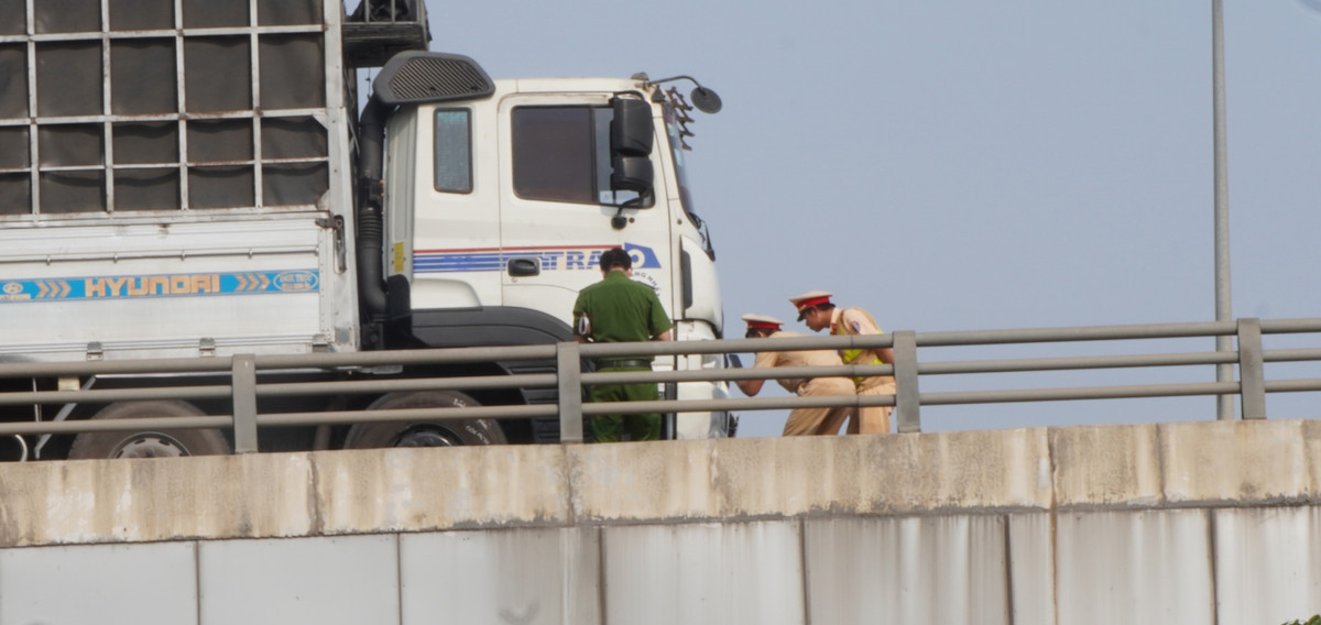 Đồng Nai: Va chạm với xe tải, 2 người đi xe máy tử vong - Hình 2 Dong Nai: Va cham voi xe tai, 2 nguoi di xe may tu vong-Hinh-2