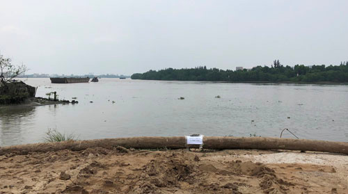 Cơ quan chức năng phong tỏa hiện trường nơi phát hiện 2 quả đạn cối ven sông Sài Gòn.