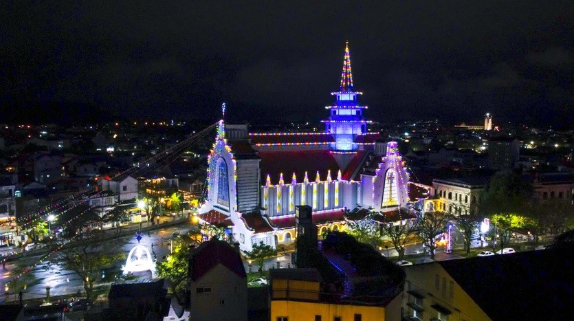 Trước thềm lễ Giáng Sinh, các nhà thờ ở Huế được trang trí lung linh sắc màu.