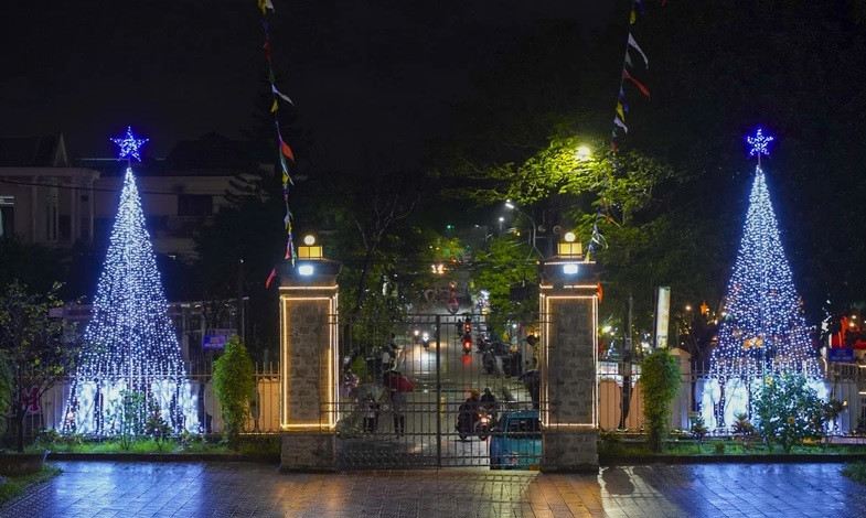 Các cây thông lớn bằng đèn Led trở thành điểm nhấn của nhiều nhà thờ.