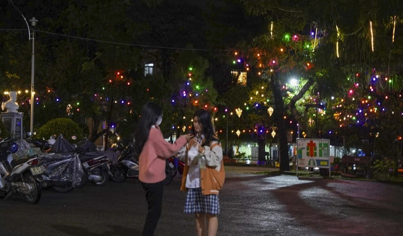 Những ngày này, tại Huế thời tiết rét và mưa, nhưng tranh thủ lúc tạnh ráo, nhiều người dân cũng đã đến các nhà thờ tham quan, chụp ảnh, lưu lại khoảnh khắc đẹp trong mùa Giáng Sinh.