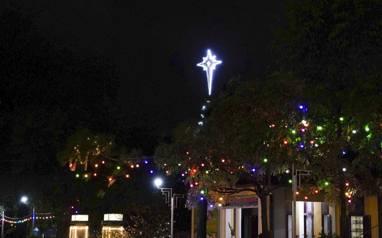 Trong khuôn viên các nhà thờ, các hạng mục như cây thông, ông già noel,...cũng được trang trí lung linh.