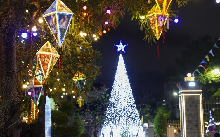 Những lồng đèn rực rỡ màu sắc.