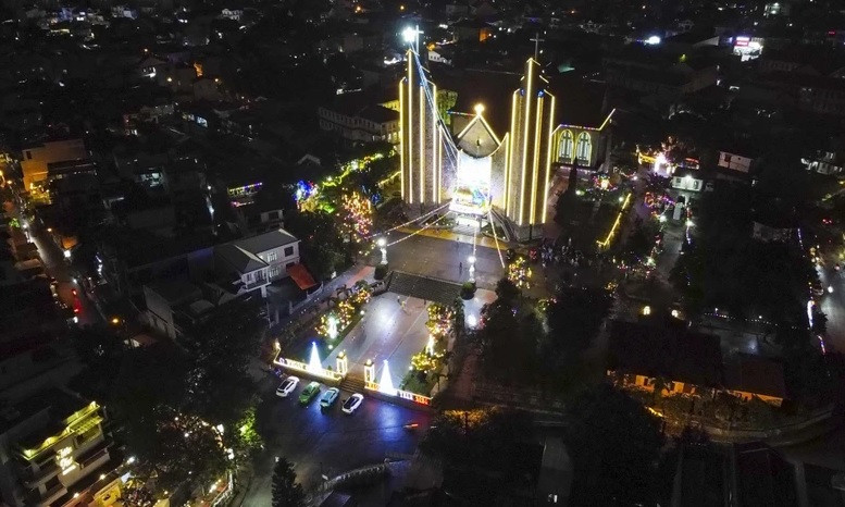 Nhà thờ Phủ Cam được trang trí đẹp mắt, lung linh với nhiều đèn nháy, đèn lồng...