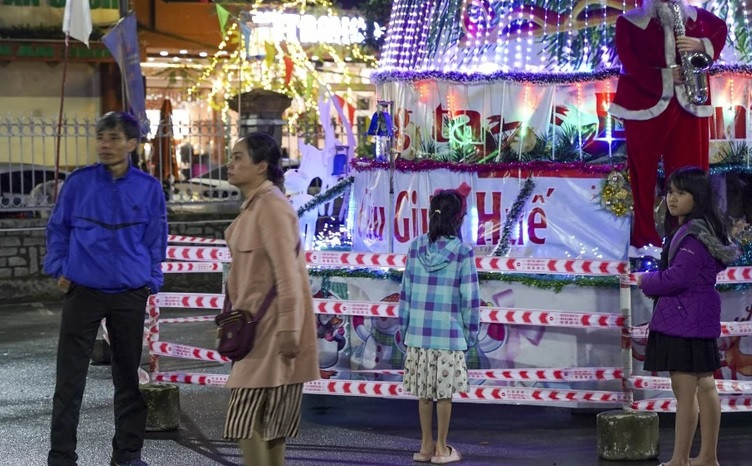 Nhiều em nhỏ hào hứng xem những hình ảnh ông già noel được trang trí tại các nhà thờ.