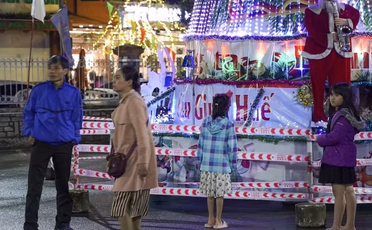 Nhiều em nhỏ hào hứng xem những hình ảnh ông già noel được trang trí tại các nhà thờ.