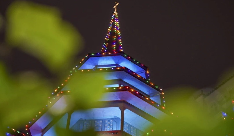 Không gian Dòng Chúa Cứu Thế rực rỡ trong ánh đèn.