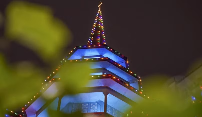 Không gian Dòng Chúa Cứu Thế rực rỡ trong ánh đèn.