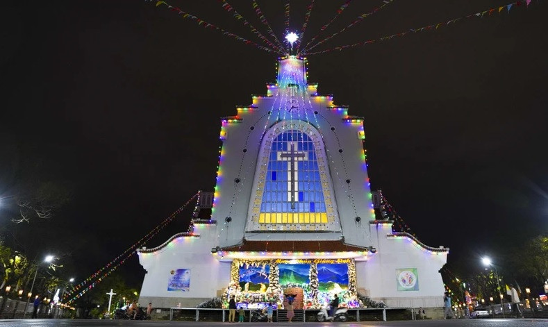 Khuôn viên Dòng Chúa Cứu Thế được trang hoàng rực rỡ.