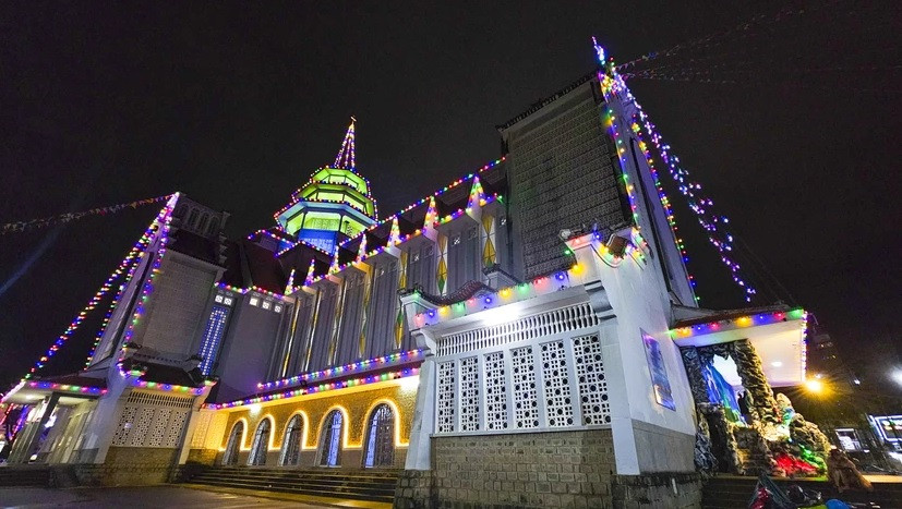 Ở Nhà thờ Phủ Cam, Dòng Chúa Cứu Thế...được trang hoàng rực rỡ, đây là địa điểm mà người dân, du khách thường đến tham quan, chụp hình mỗi dịp Giáng sinh.