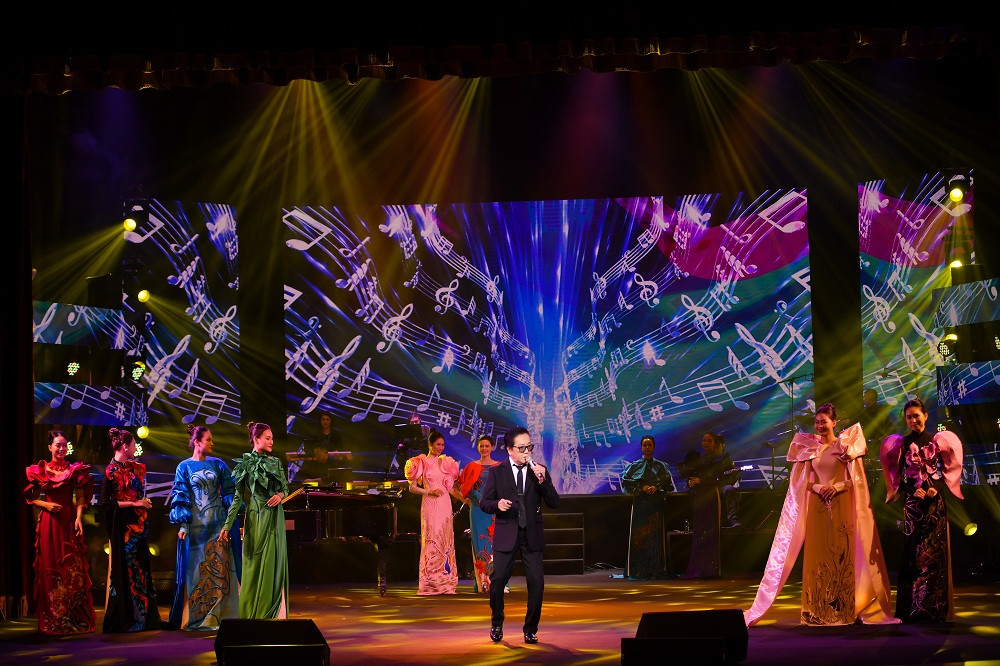 Dan nghe si tre gay bat ngo trong dem nhac Ngo Thuy Mien-Hinh-5