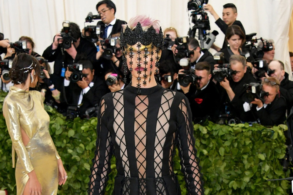 Insider nhận định trong quá trình theo đuổi phong cách gợi cảm, Cara Delevingne đã tiến thêm một bước khi để ngực trần dự Met Gala 2022. Bộ trang phục tông đỏ cùng trang sức gam vàng tạo cảm giác hoài cổ. Ảnh: Vogue.