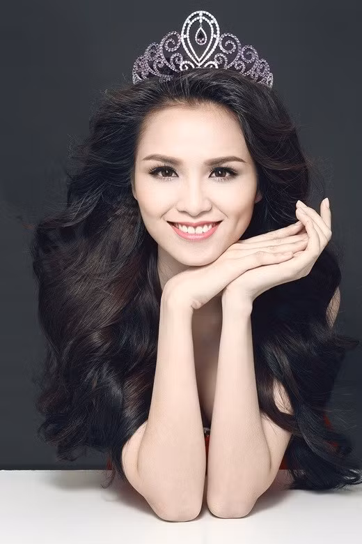 Hoa hau Viet tung kiem mot ty trong 30 phut, gap bao song gio