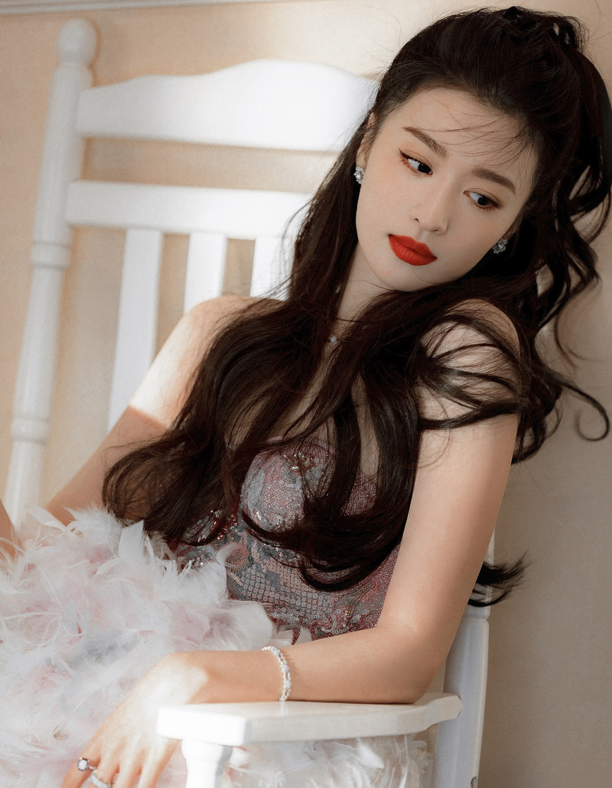 Ngày 16/1, Sina đưa tin Vương Sở Nhiên xuất hiện nổi bật trong chương trình Xuân Vãn của đài truyền hình Hồ Nam với tiết mục Mật ngữ bốn mùa. Nữ diễn viên sinh năm 1999 đem lại cảm giác tươi mới, tràn đầy sức sống.