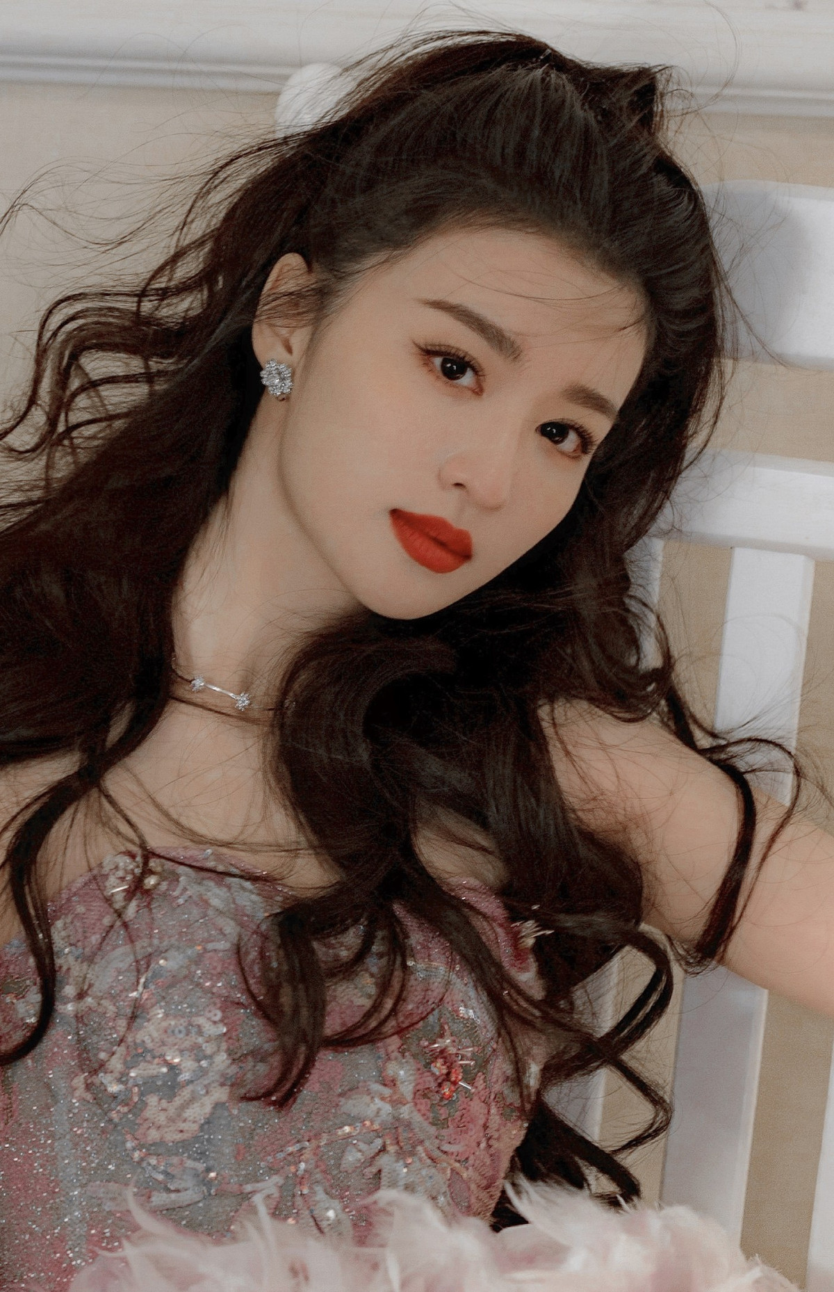 Trên mạng xã hội Weibo, vẻ đẹp thoát tục, cuốn hút của Vương Sở Nhiên cũng nhận được nhiều lời khen của khán giả. Cô được truyền thông Trung Quốc đánh giá là nữ diễn viên đẹp nhất trong lứa tiểu hoa đán sinh sau năm 1995. Bên cạnh đó, nét đẹp và khí chất của Vương Sở Nhiên có phần giống đàn chị Lưu Diệc Phi, do đó, cô còn được gọi với các mỹ từ như "Tiểu Lưu Diệc Phi", "Thần tiên tỷ tỷ thế hệ mới".