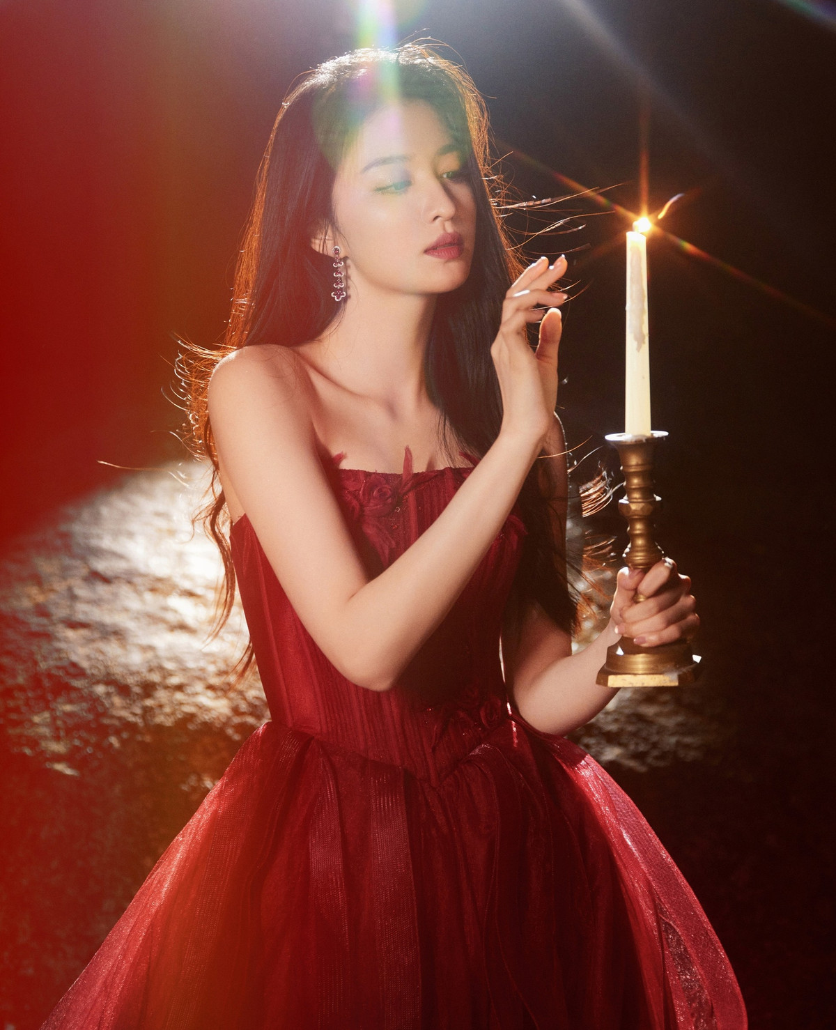 Trong loạt ảnh giới thiệu phim Ngọc Cốt Dao , tạo hình Vương Sở Nhiên được đánh giá cao hơn nữ chính Nhậm Mẫn. Đây là bộ phim cổ trang được dự đoán bùng nổ khi phát sóng. Vương Sở Nhiên cũng có vai nữ chính quan trọng nhất với dự án Khói lửa nhân gian của tôi , cô đóng cặp với tài tử Dương Dương. Loạt ảnh hậu trường của cả hai được khen ngợi vì họ đều có ngoại hình nổi trội và phù hợp khi đứng cạnh nhau. Ngoài ra, Vương Sở Nhiên còn đóng vai nữ chính trong phim Nghe nói em thích tôi cùng Bành Quán Anh.