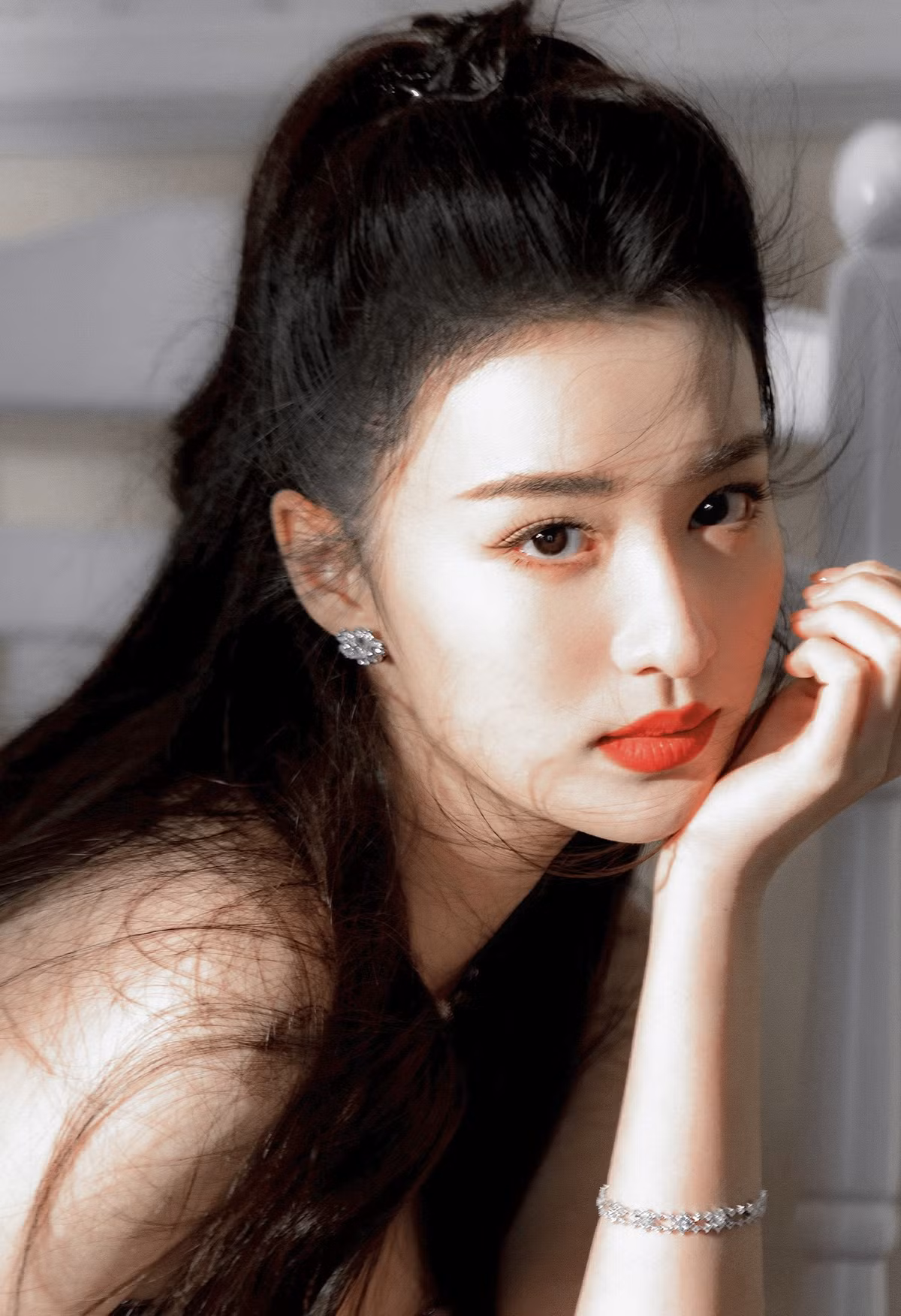 Vương Sở Nhiên cũng được đánh giá tốt về khả năng diễn xuất. Nữ diễn viên đóng phụ trong các dự án Tướng quân tại thượng, Khúc nhạc thanh bình . Trong đó, khả năng biểu cảm trước ống kính của mỹ nhân sinh năm 1999 còn được đánh giá tốt hơn nữ chính. Với phim Tướng quân tại thượng, Vương Sở Nhiên còn được yêu mến gọi là "em họ quốc dân" với màn xuất hiện kinh diễm của mình. Trong Yến vân đài , cô lấn lướt đàn chị Đường Yên.