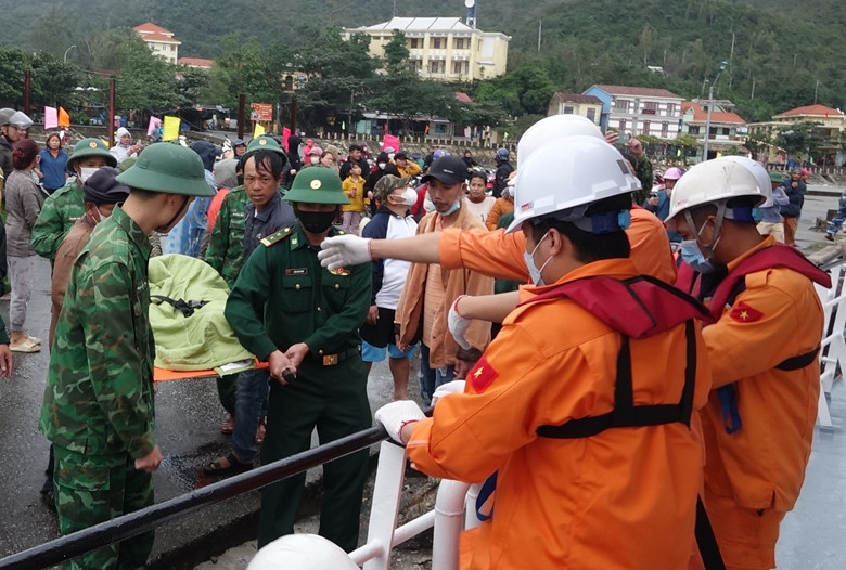 Cuu 2 benh nhan nguy kich tren dao Cu Lao Cham bi co lap