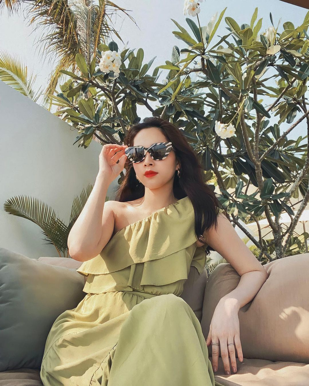 Lần hiếm hoi mặc đầm bất đối xứng hở một bên vai, hoa hậu vẫn chọn phom maxi giấu chân, gợi cảm chừng mực. Trong tủ đồ của Đặng Thu Thảo, chiếm đa số các mẫu váy dài đến bắp chân, hạn chế để lộ vóc dáng.