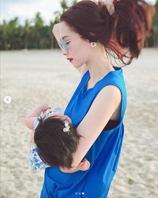 Để che dáng gầy, hoa hậu thường mặc đồ suông rộng, tạo điểm nhấn gợi cảm chừng mực ở phần vai, tay.