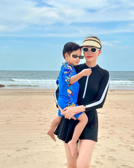 Ngay cả lần hiếm hoi mặc đồ bơi, Đặng Thu Thảo vẫn chọn kiểu áo tắm giữ được sự thanh lịch vốn có.