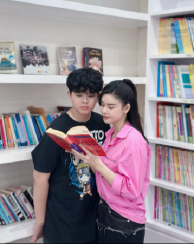 Về đời tư, sau khi ly dị ca sĩ, diễn viên Tim hồi 2018, Trương Quỳnh Anh vẫn giữ mối quan hệ văn minh, tốt đẹp với chồng cũ. Hai người cùng nuôi dạy con trai Sushi. Năm nay, Sushi 11 tuổi, được khen lớn nhanh khi cao vượt mẹ.