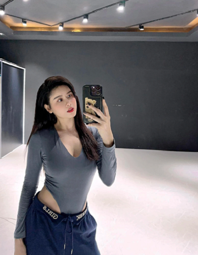 Gần đây, Trương Quỳnh Anh nhiều lần gây "sốt" người hâm mộ với những bức ảnh khoe hình thể gợi cảm. Cô khiêm tốn chiều cao nhưng vẫn nổi bật nhờ làn da trắng, vòng 1 đầy đặn, thân hình mảnh mai. 