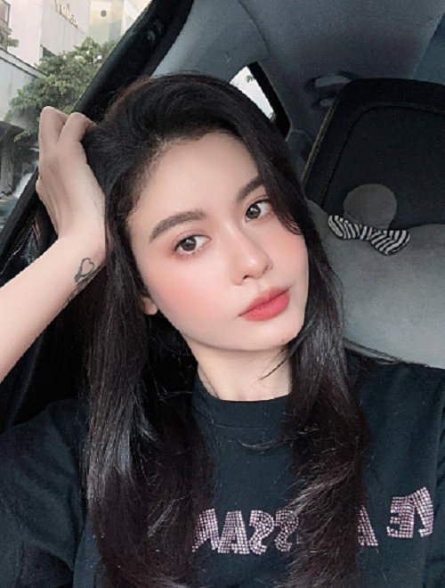 Nhiều khán giả khen Trương Quỳnh Anh là một trong những mỹ nhân có "nhan sắc không tuổi", luôn giữ phong độ ngoại hình. Ca sĩ sinh năm 1989 sở hữu gương mặt tươi trẻ so với tuổi thật. 